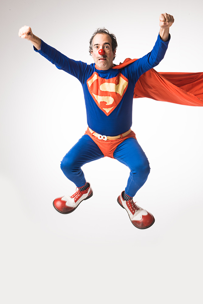 Clown Pauso als Supermann