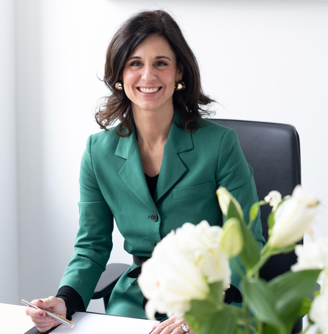 Die Therapeutin Monika Banhidi in ihrer Praxis am Schreibtisch